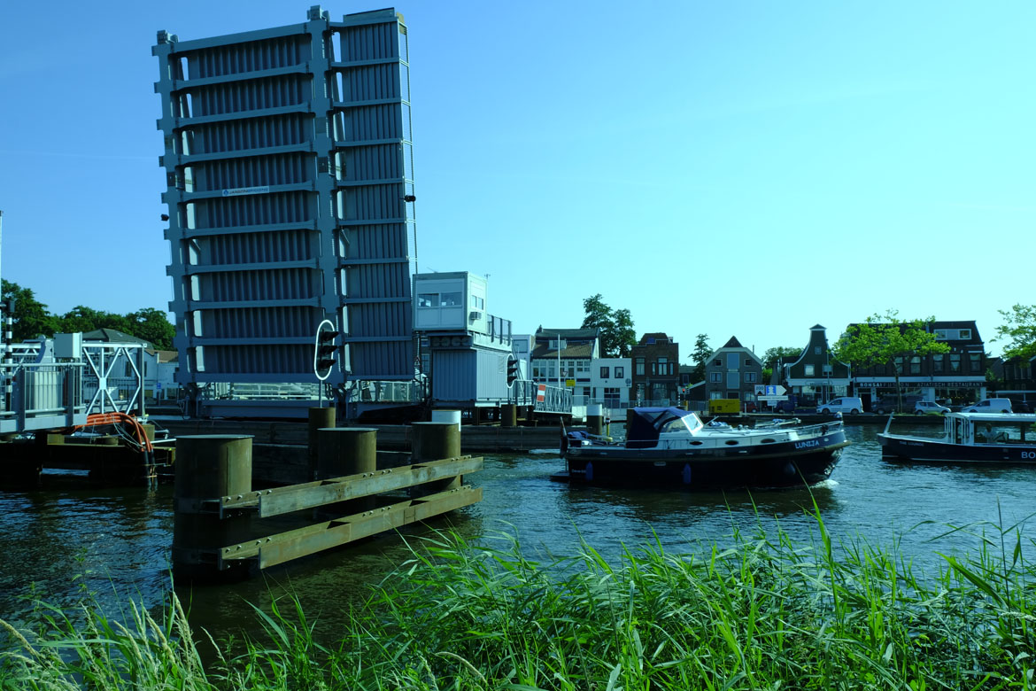 Tijdelijke brug over de Zaan